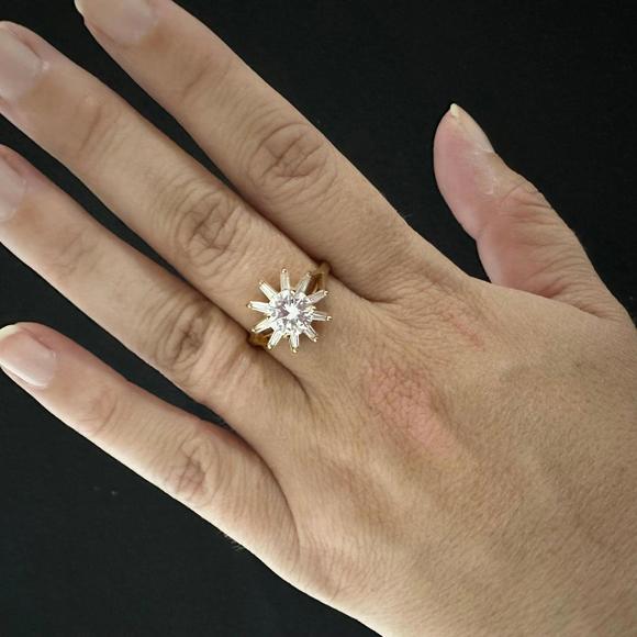 Gold Starburst Ring Sz 8 - Picture 2 of 3